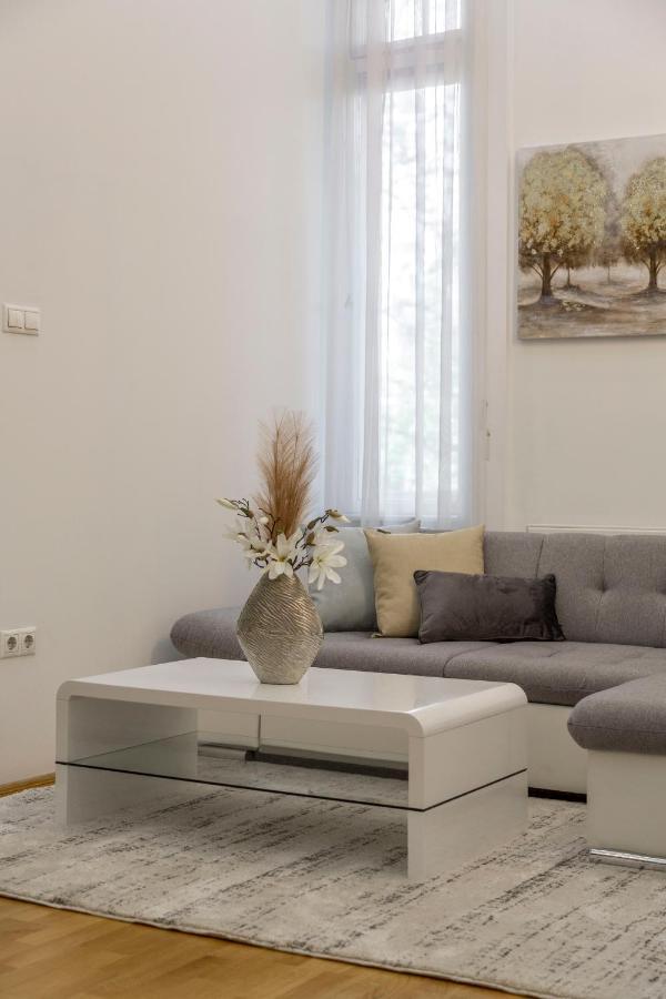 בודפשט Luxurious & Spacious Downtown Residence In Liszt Ferenc Square מראה חיצוני תמונה